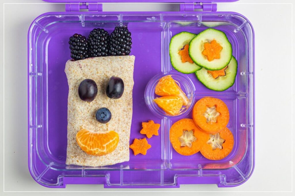 Schulpause essen für Kinder mit lustigem Wrap und bunten Gemüsesternen
