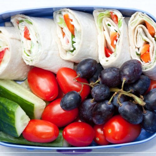 Lunchbox mit Tortilla Wrap Röllchen für das Essen to go Meal Prep