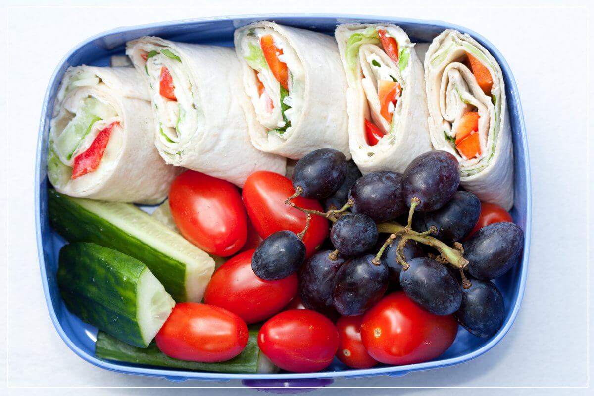 Lunchbox mit Tortilla Wrap Röllchen für das Essen to go Meal Prep