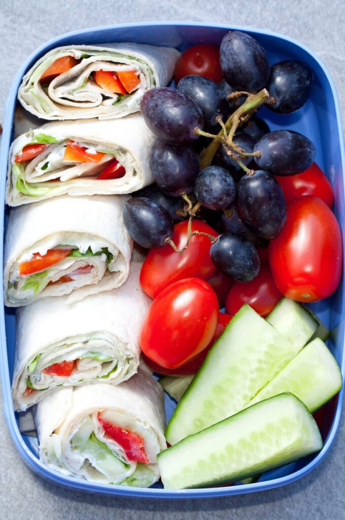 Lunchbox mit Tortilla Wrap Röllchen für das Essen to go