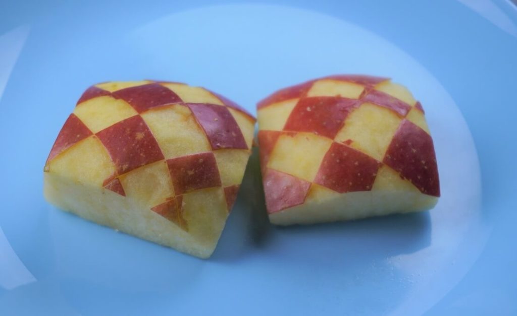 Karo Muster in Apfel schneiden als Deko oder für die Bento Box