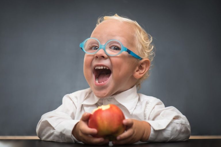 Schlaues Kind isst gesunden Apfel