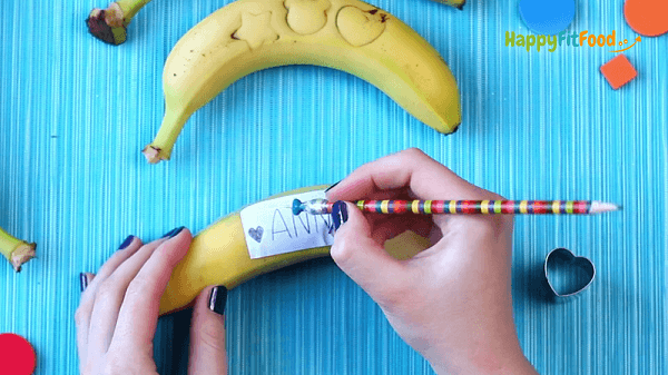 Banane mit Namen tätowieren - lustiger Kindersnack