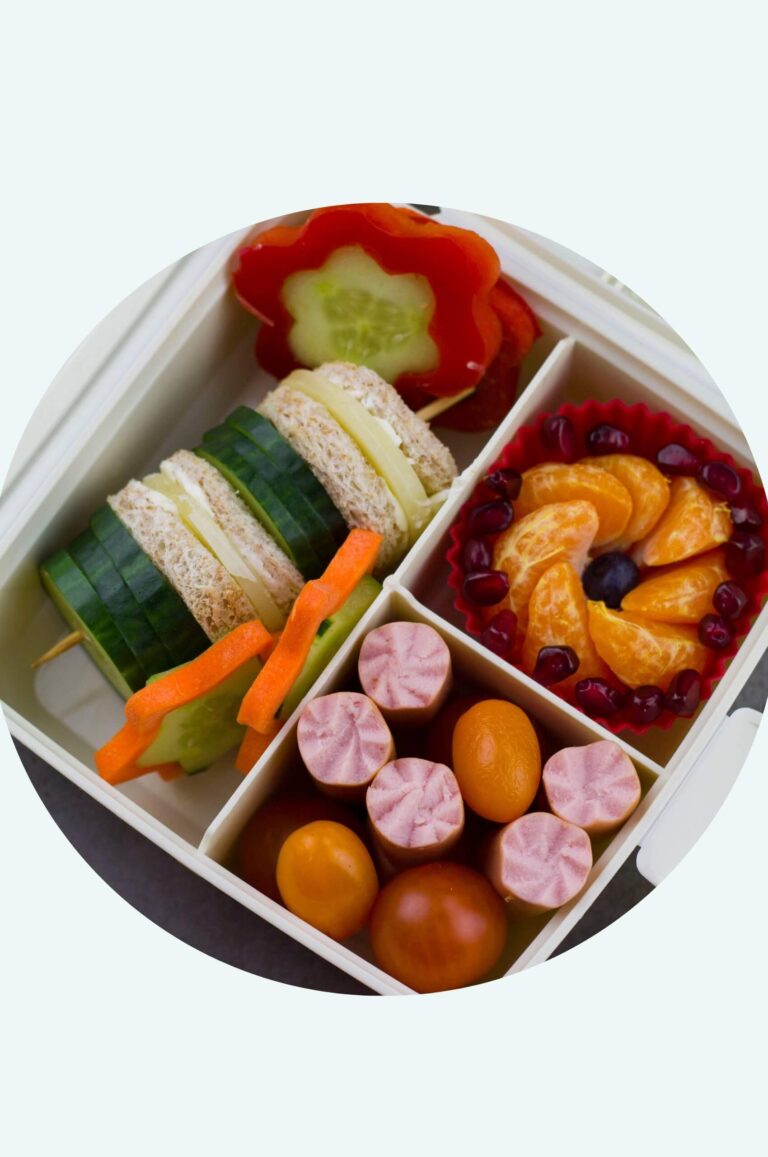 Lunchbox-Idee: Pausenbrot-Türmchen und Blumen aus Würstchen, Obst und Gemüse