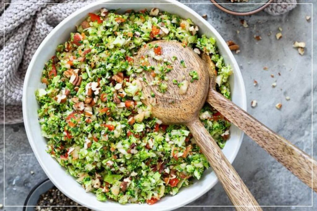 Brokkolisalat roh Rezept zum Scheinfasten oder als Beilage zum Grillen