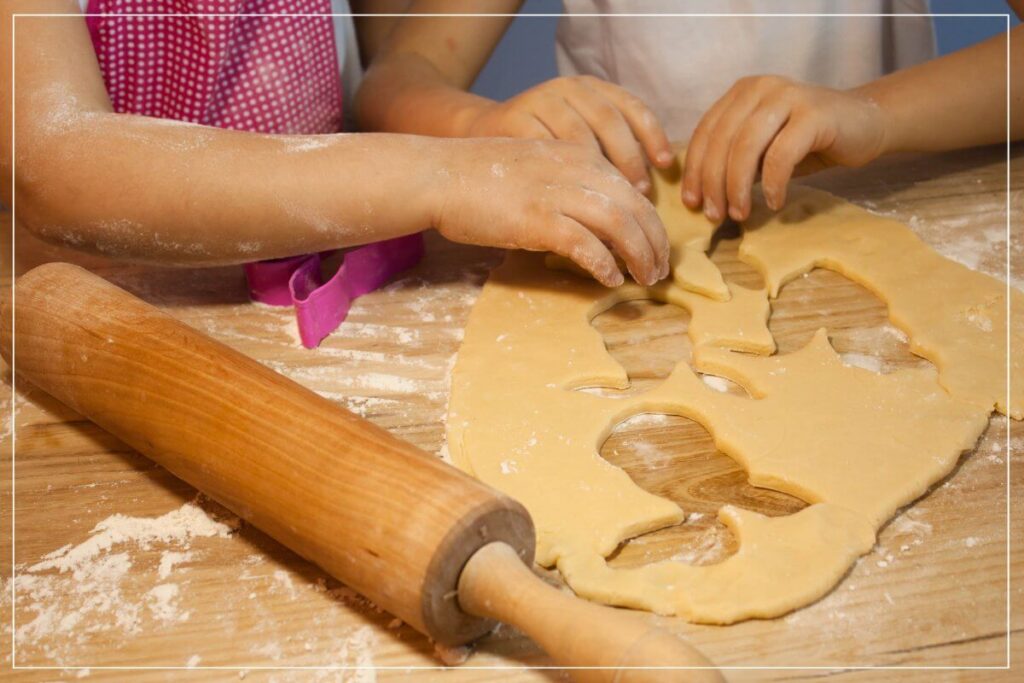 Osterplätzchen Rezept zum Ausstechen für Kinder - bunte Osterkekse backen