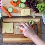 Gemüsesterne in Käsetoast einfügen