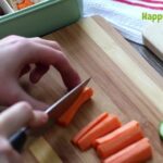 Karotten zuschneiden für die Kinder Brotdose
