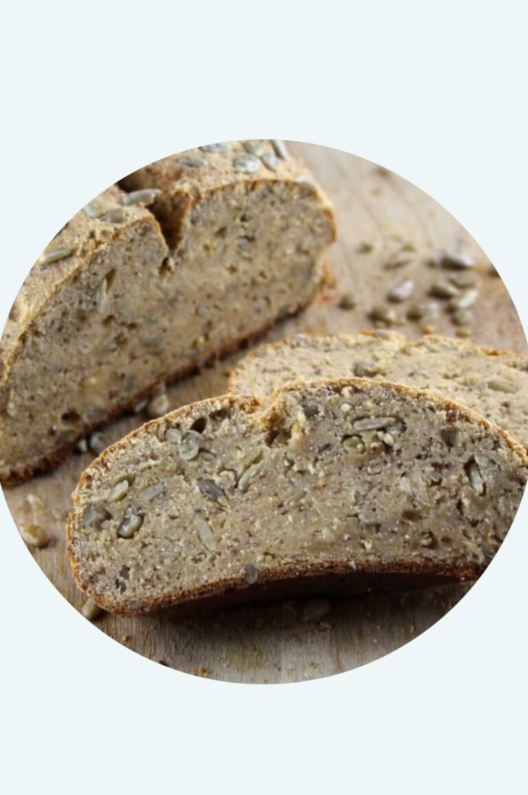 Low Carb-Brot mit Mandelmehl, Magerquark und Sonnenblumenkernen – nur 2,8 g KH pro Scheibe!