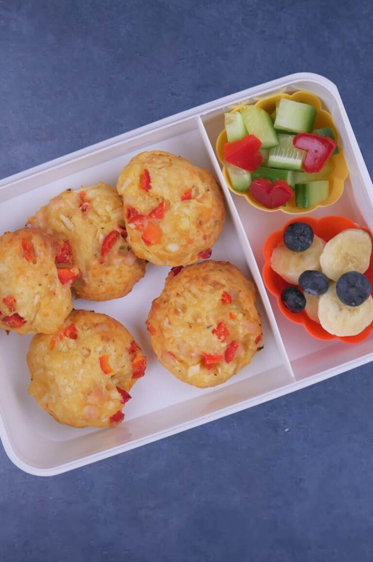 Lunchbox Idee mit Pizzabällchen, Knabbergemüse und Bananen-Heidelbeer-Mix