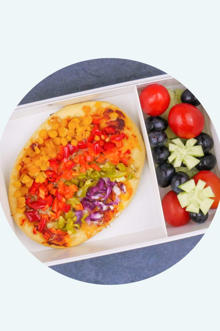 Mini-Pizza mit Regenbogen – bunte Regenbogen-Piccolinis in der Lunchbox aus dem Buch „Meal Prep für Kinder“ – mit Video!