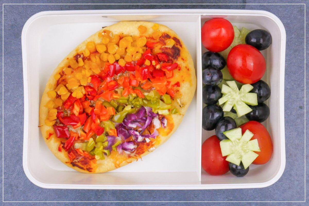 Mini Pizza mit Regenbogen Piccolinis in der Kinder Lunchbox