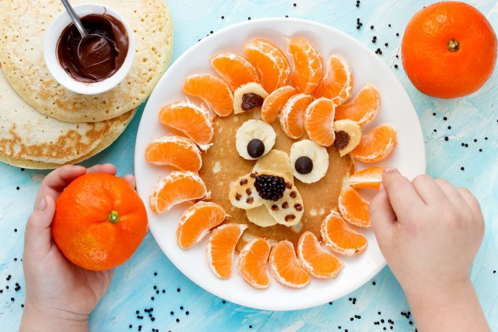 Pancake Löwe Rezept - Kind hilft beim Zubereiten