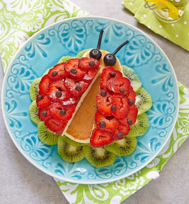 Pancake Marienkäfer aus Eierpfannkuchen für Kinder mit Erdbeer Deko