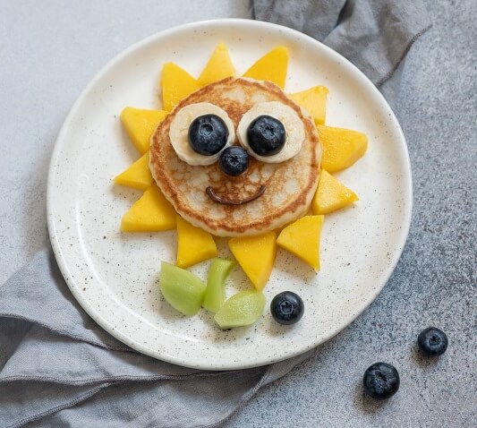 Pancakes Sonne für Kinder kreativ und lustig dekoriert