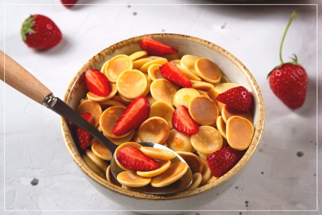 Pfannkuchenteig Rezept für Pancake Cereal Mini Pfannkuchen zubereitet in Schüssel mit Erdbeeren