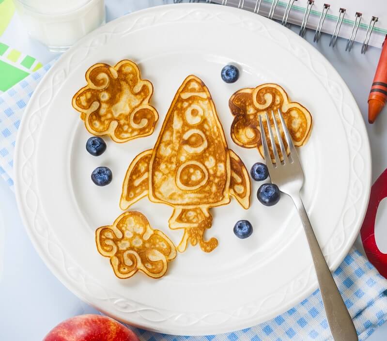 Pfannkuchenteig als Pancake Kunst - Bild mit Rakete und Wolken