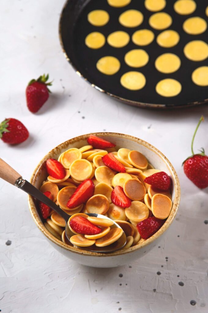 Rezept für Pfannkuchenteig für Pancake Cereal Mini Pfannkuchen zubereitet in Schüssel mit Erdbeeren