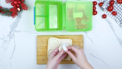 Toast ausstechen für Nikolaus Lunchbox für Kinder