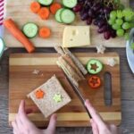 Toastränder abschneiden für Käsesandwich