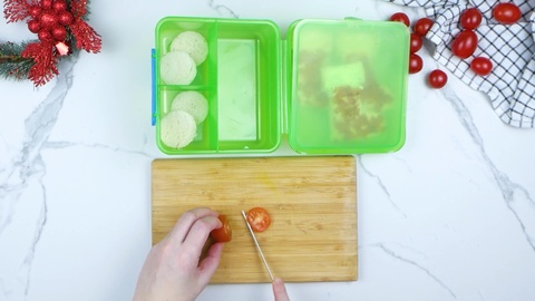 Tomate zuschneiden für Nikolaus-Lunchbox für Kinder