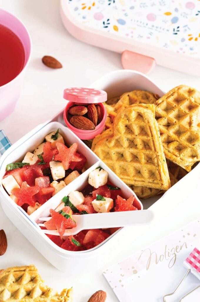 Waffeln und Melonen-Feta-Salat in der Kinder Lunchbox für Kindergarten, Schule, Uni und Arbeit