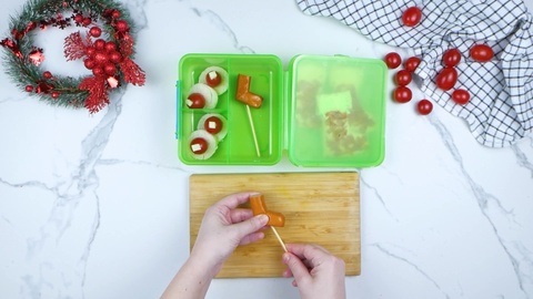 Weihnachtsmannstiefel aus Würstchen für Kinder Lunchbox