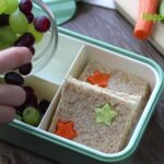 Weintrauben in die Kinder Pausendose einfüllen