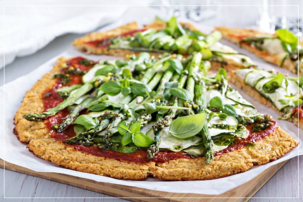 Blumenkohl Pizzaboden für Low Carb Pizza mit Blumenkohlteig aus Blumenkohlteig mit grünem Spargel