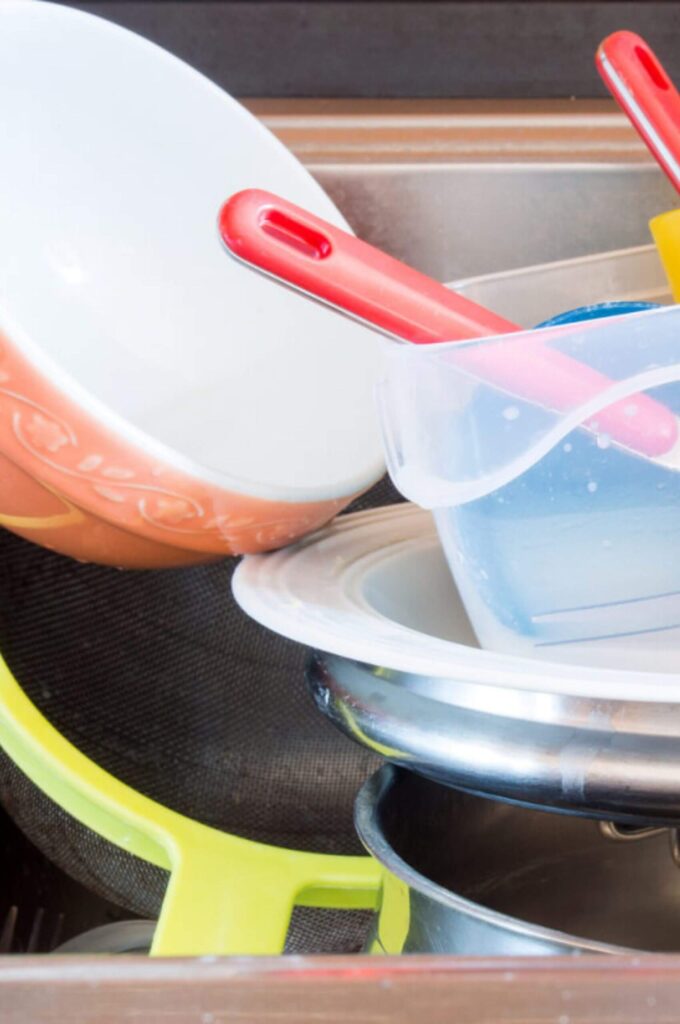 Meal Prep Fehler: Chaos am Arbeitsplatz in der Küche vermeiden