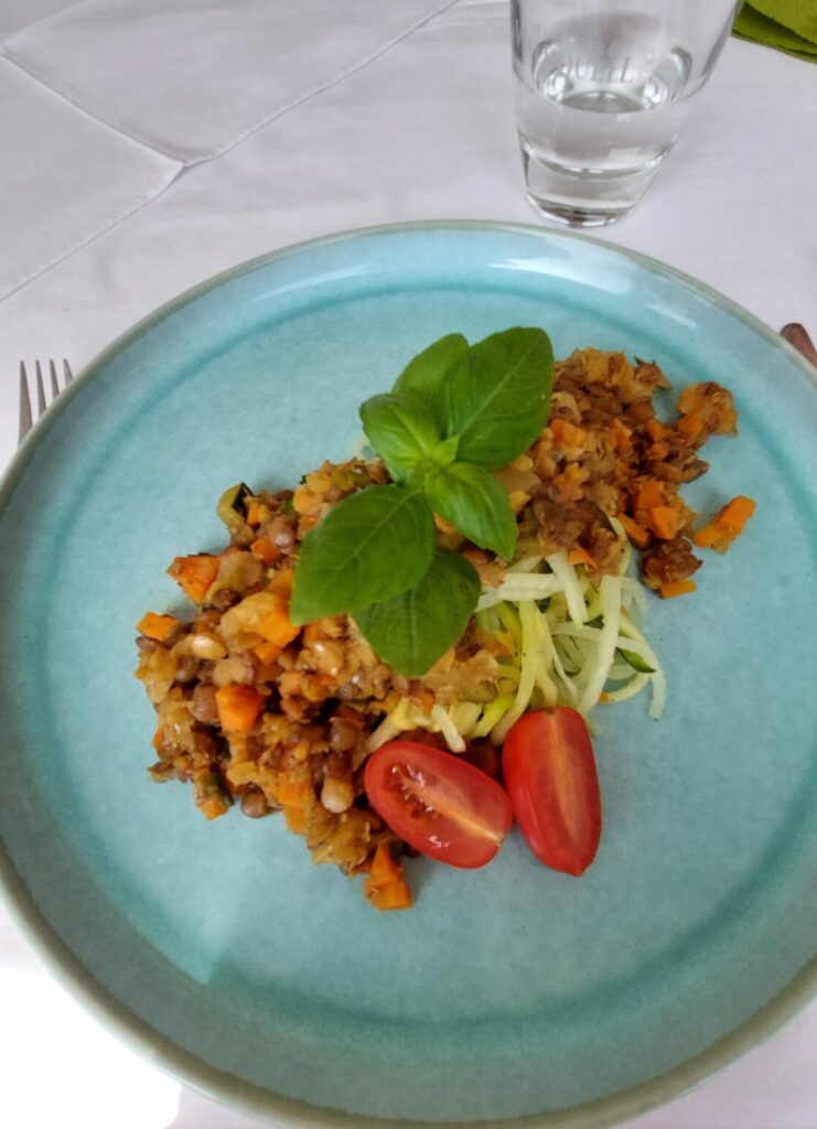 Basisches Gericht Zucchininudeln mit Linsen-Gemüse-Bolognese