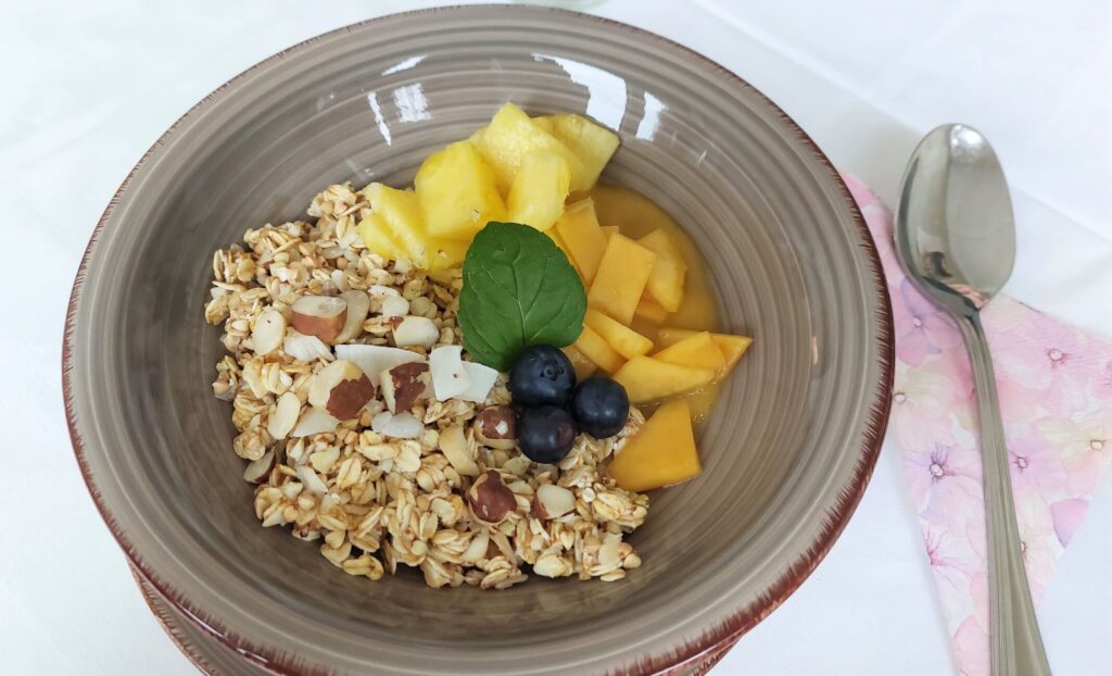 Basenfasten Urlaub Frühstück Müsli mit Mango und Heidelbeeren