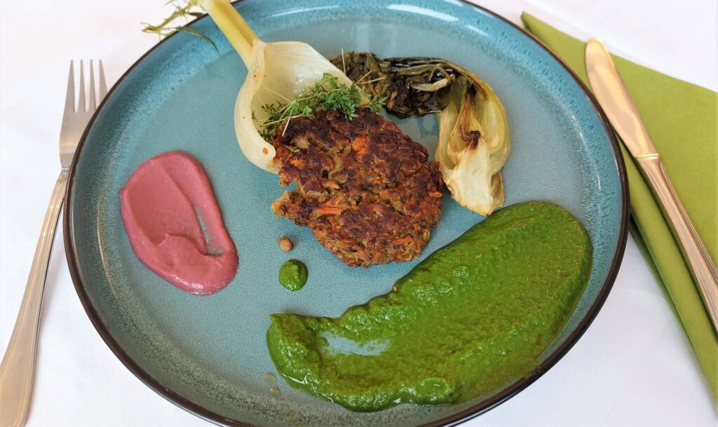 Karotten-Zucchini-Bratling im Fenchellöffel mit gebratenem Pak Choi beim Basenfasten im Wacker Hotel