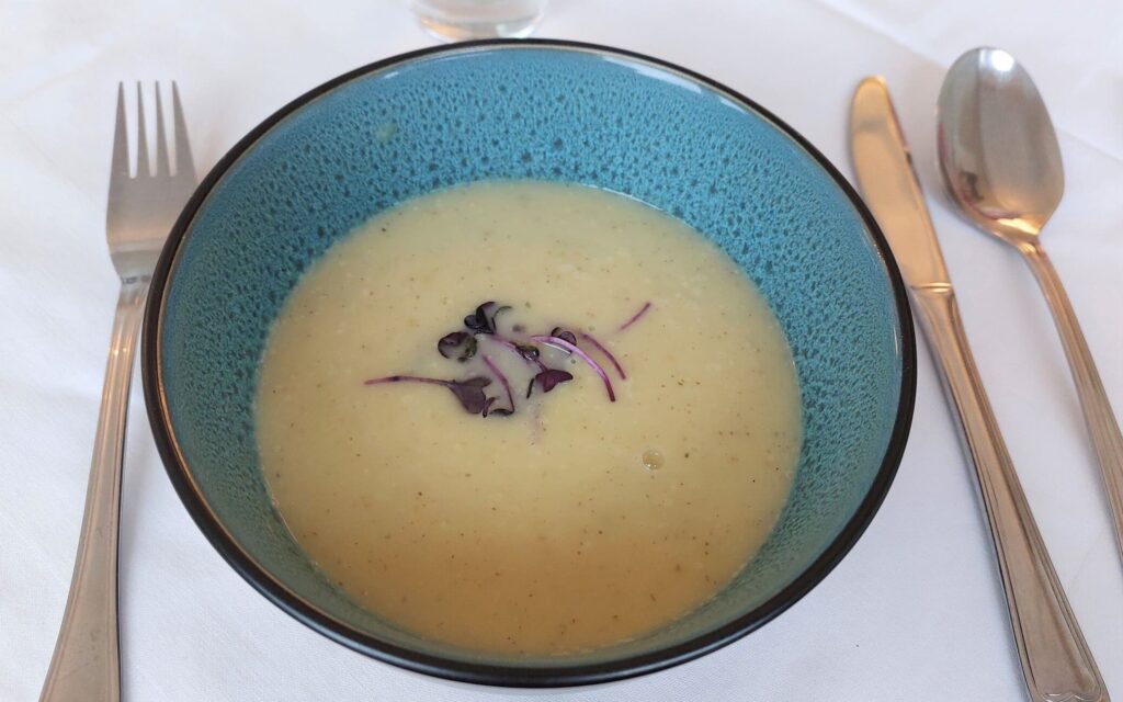 Pastinake-Birne-Suppe beim Basenfasten im Wacker Hotel